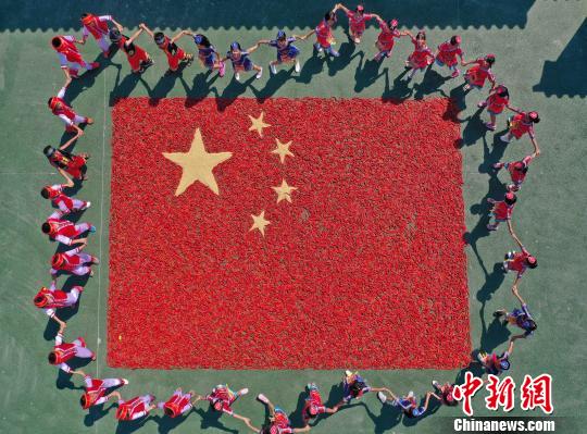 辣椒稻谷拼“国旗” 江西信丰田垅畲族村喜迎国庆（图）